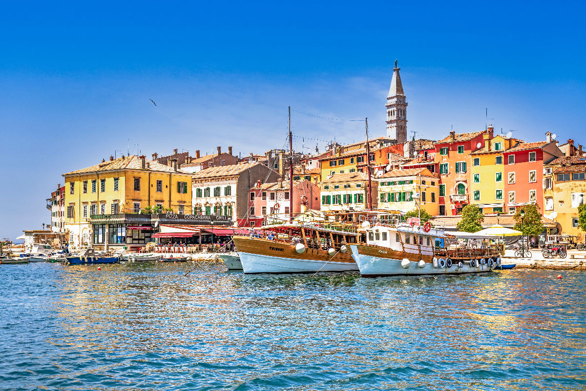 Hafen von Rovinj mit der Kirche der Heiligen Euphemia an der Westküste der Halbinsel Istrien in Kroatien