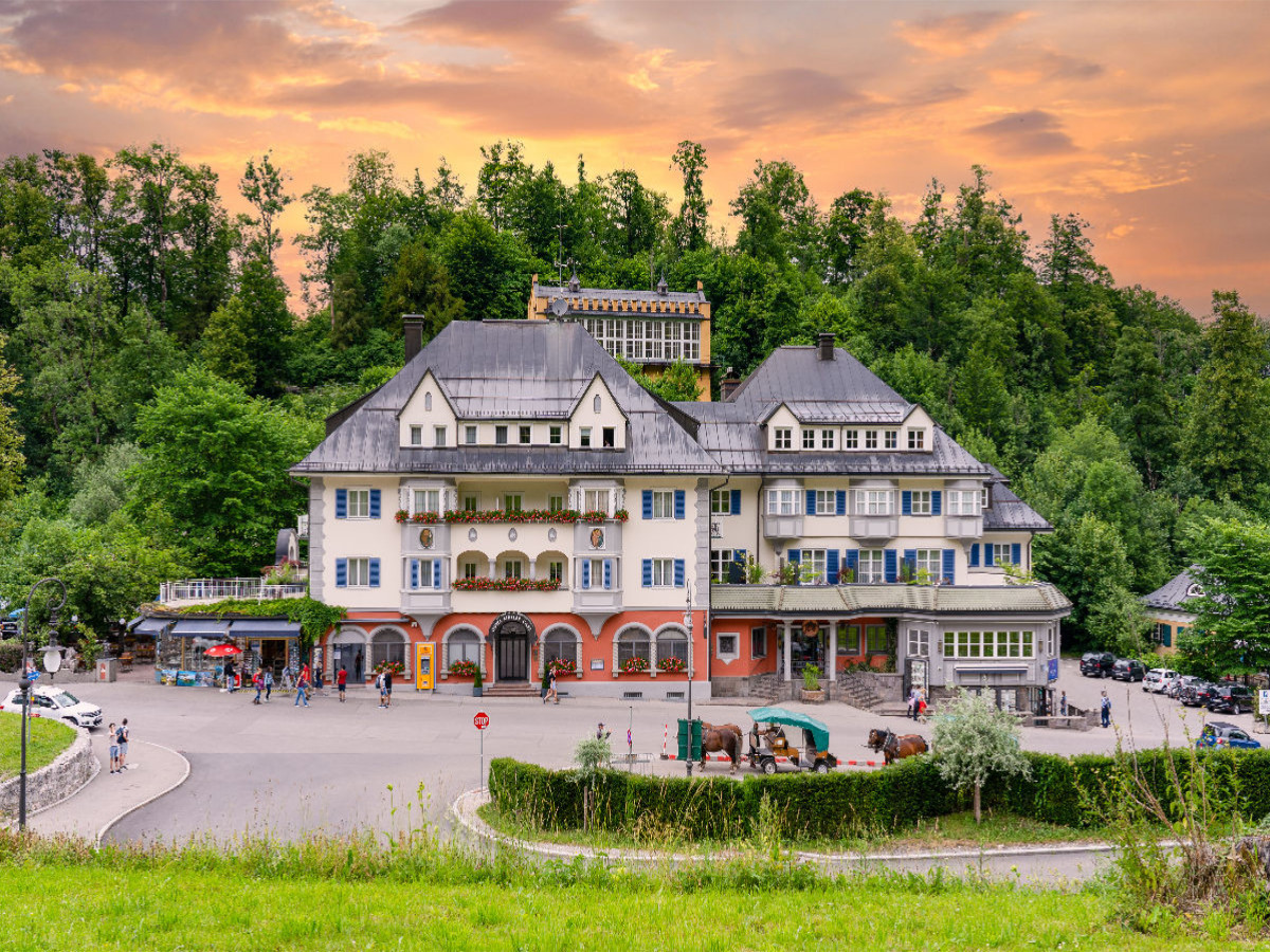 Blick auf die Alpseestraße in Hohenschwangau  am Alpsee