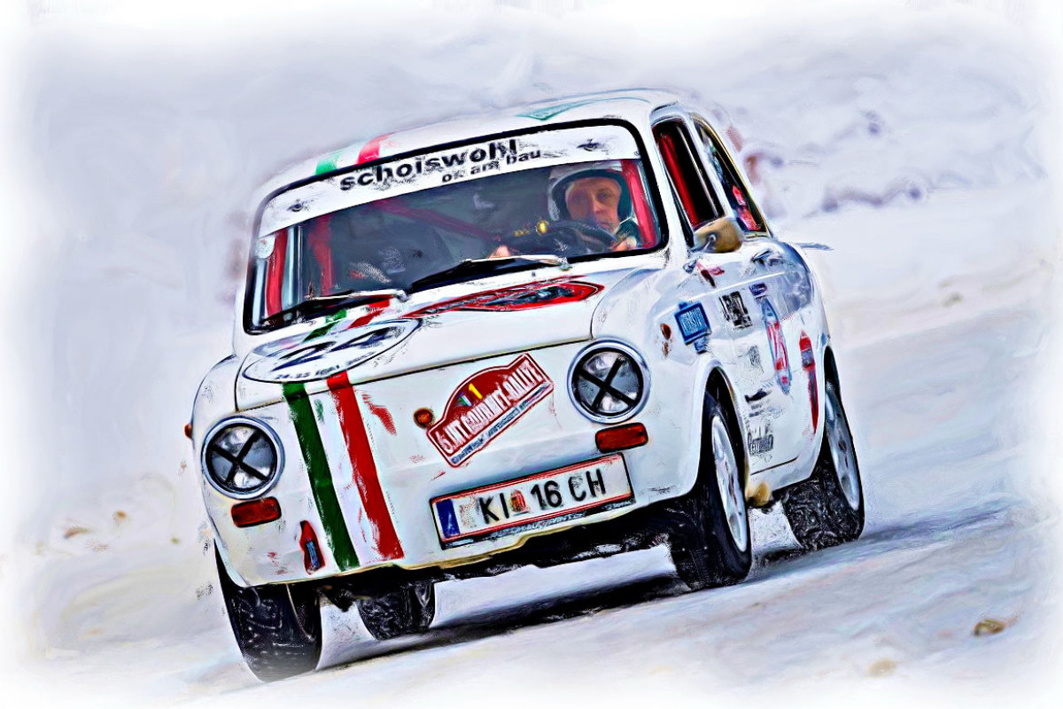 Ein kleiner Fiat bei einer Rallye auf Schnee und Eis