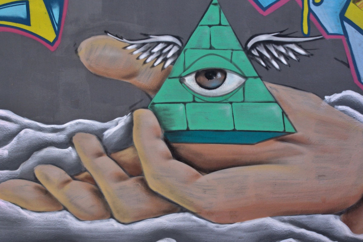 Hand und Pyramide mit Auge