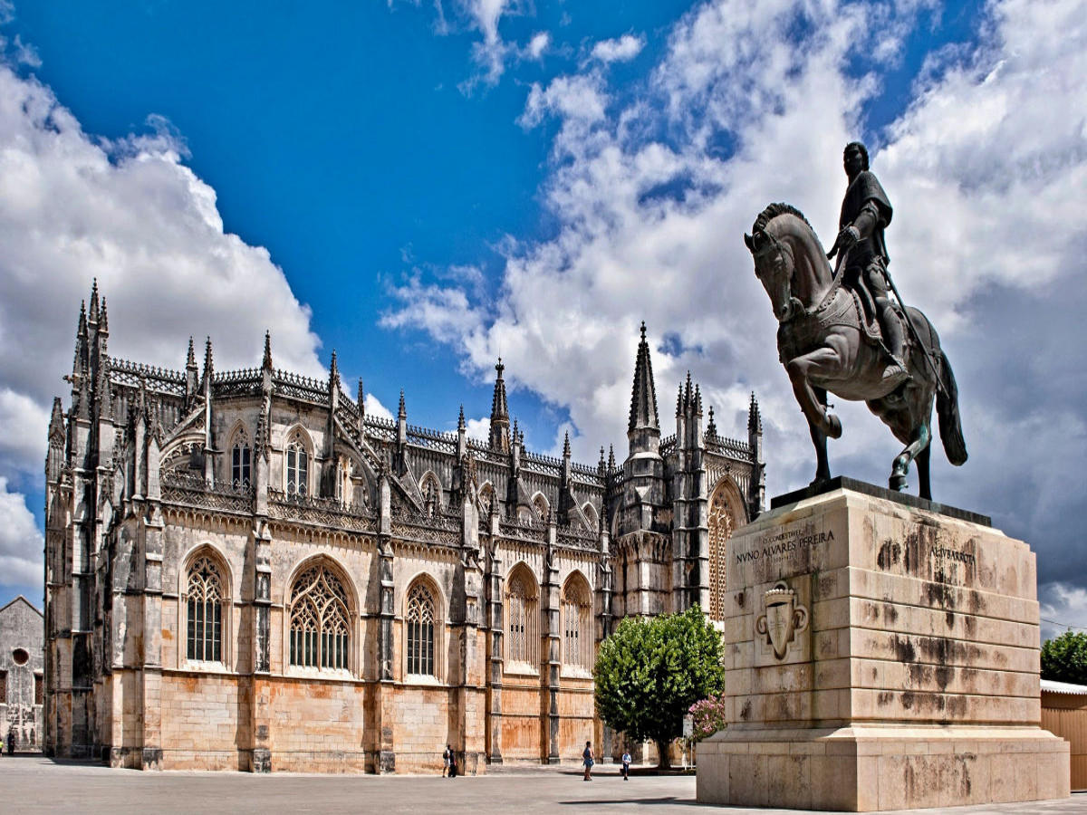 Kloster von Batalha mit Reiterstatue