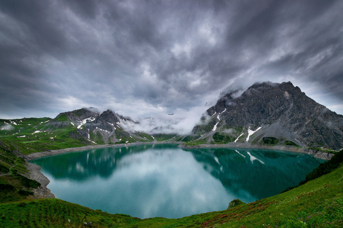 Blick in Richtung der wolkenverhangenen Totalphütte