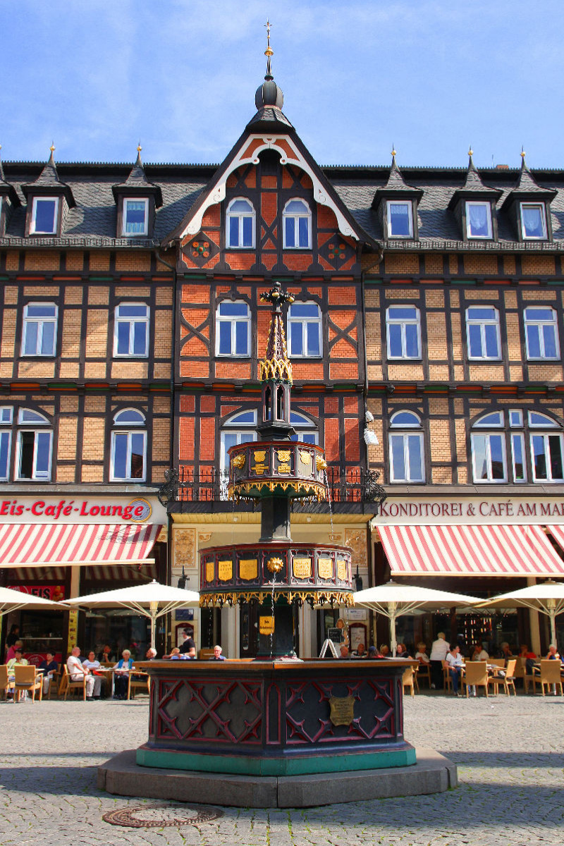 Wernigerode, Marktplatz mit Wohltäterbrunnen