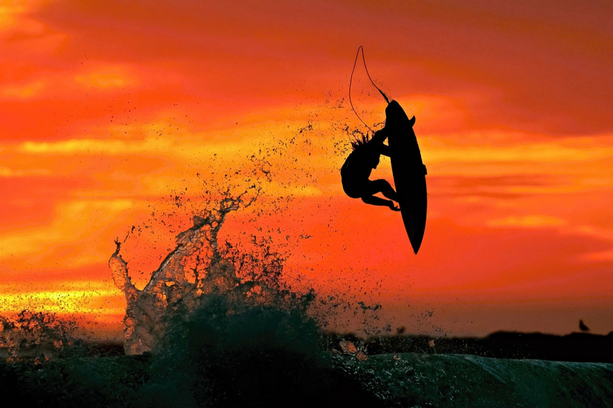 Nachtsurfen bei Sonnenuntergang