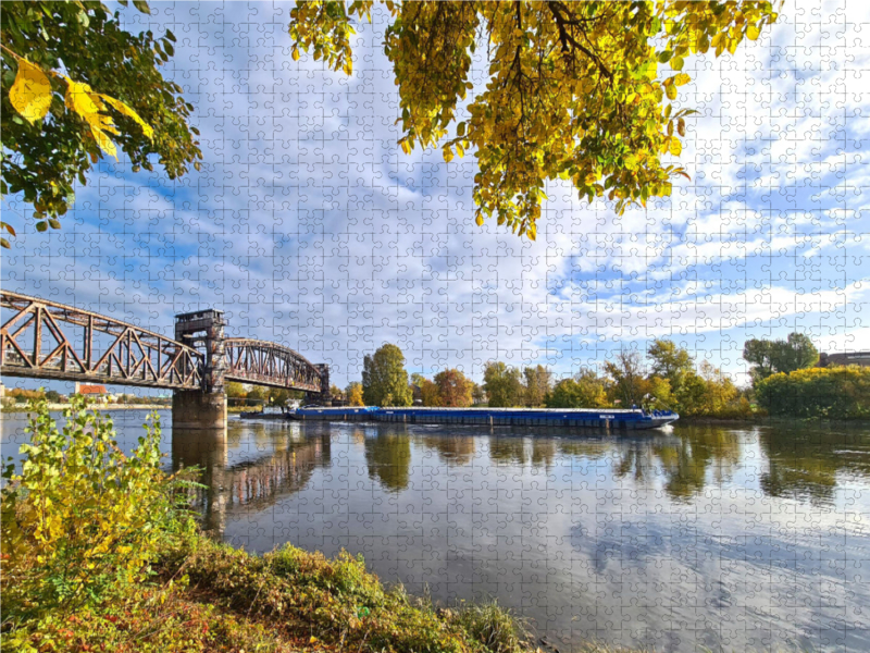 Historische Hubbrücke mit Binnenschiff