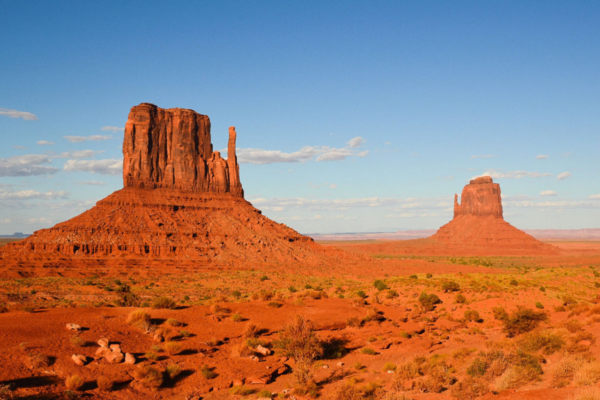 Ziegelrote Felsformationen im Monument Valley in Utah, USA