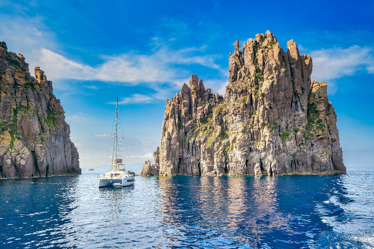 Der 79 Meter hohe Fels Scoglio Spinazzola mit der Insel Basiluzzo nordöstlich von Panarea