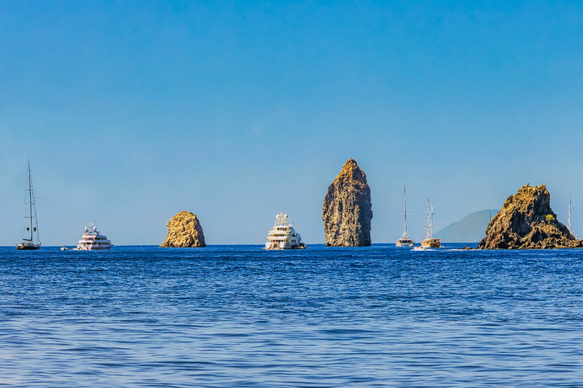 Felsformationen Faraglioni, Pietra Lunga und Pietra Menalda vor der Insel Lipari