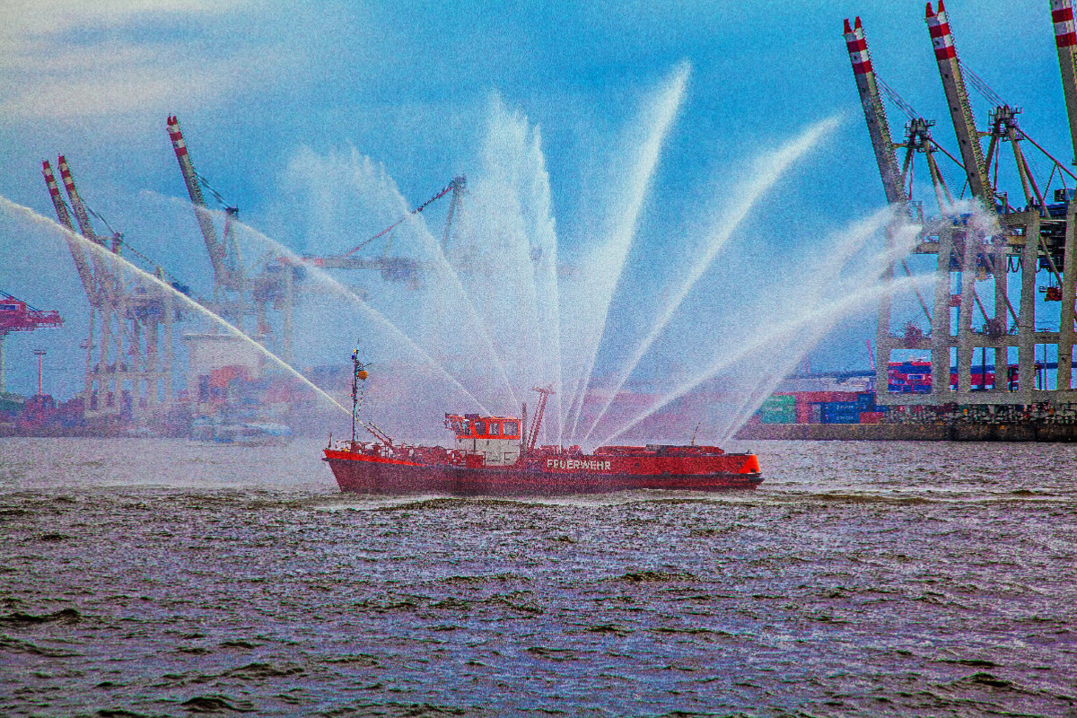 Löschboot im Hafen