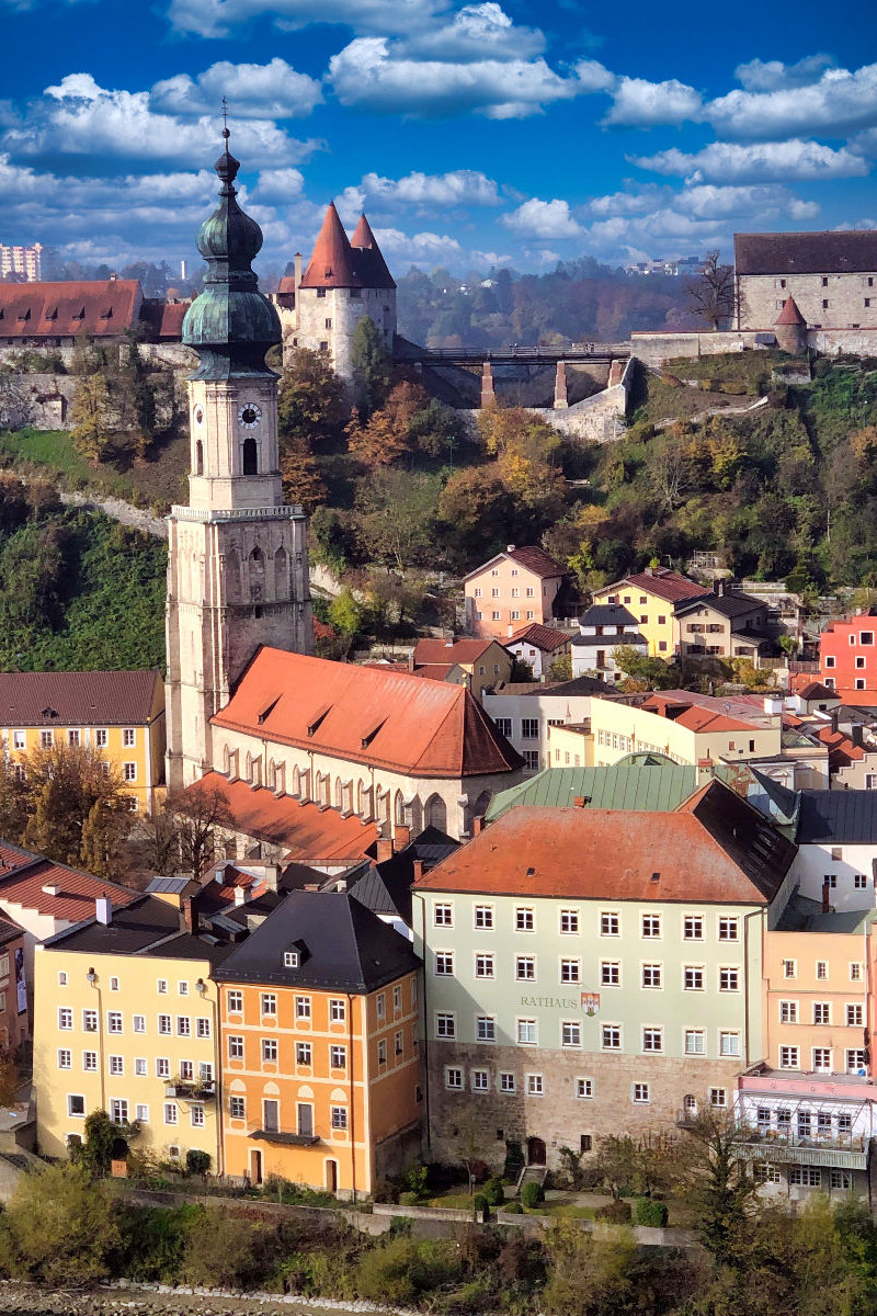 Kirche St. Jakob, Rathaus und Burganlage