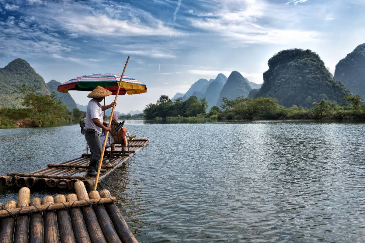 Mit dem Bambusfloß auf dem Yulong He River