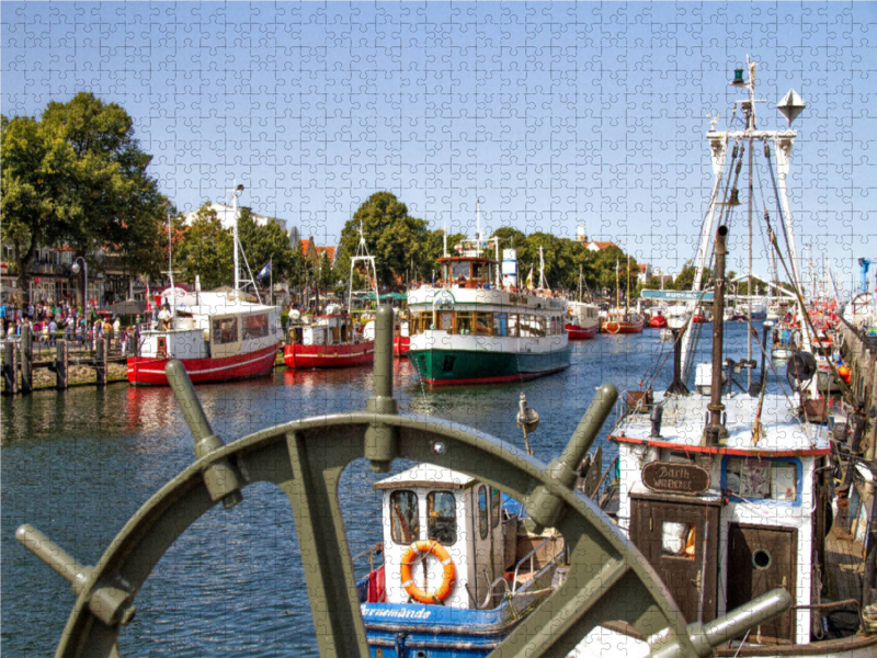 Fischkutter und Fahrgastschiffe am Warnemünder Alten Strom