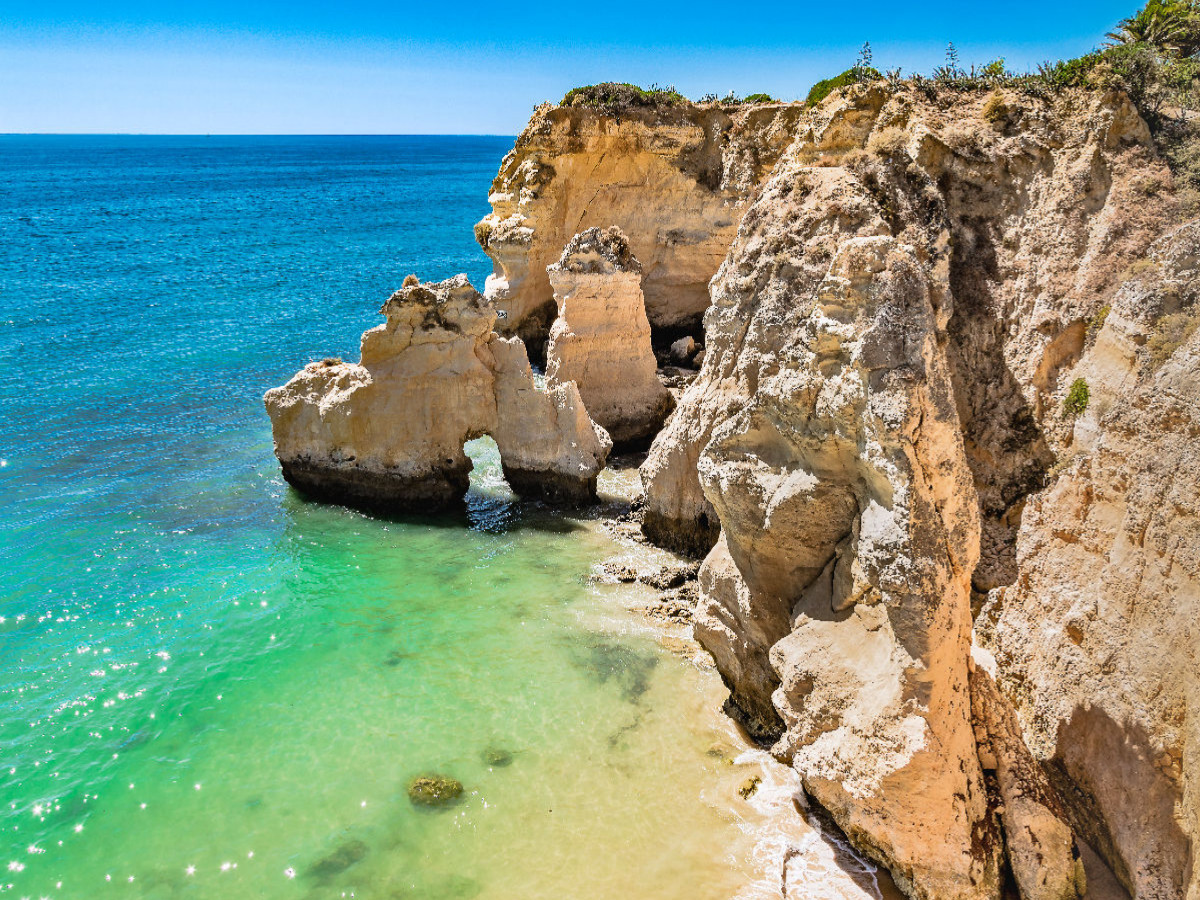 Klippen der Praia do Vale do Olival bei Armação de Pera