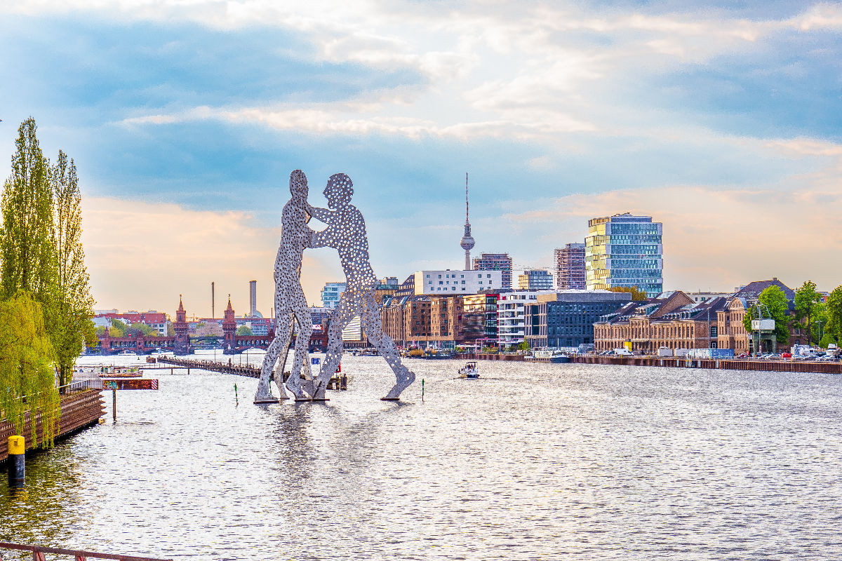 Molecule Man auf der Spree mit Oberbaumbrücke