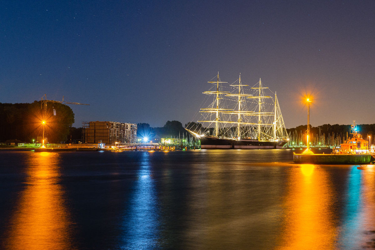 Viermastbark Passat bei Nacht