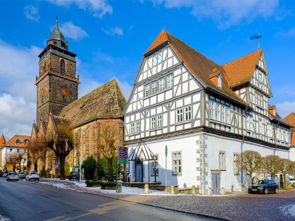 Bahnhofstraße mit Rathaus und Kirche