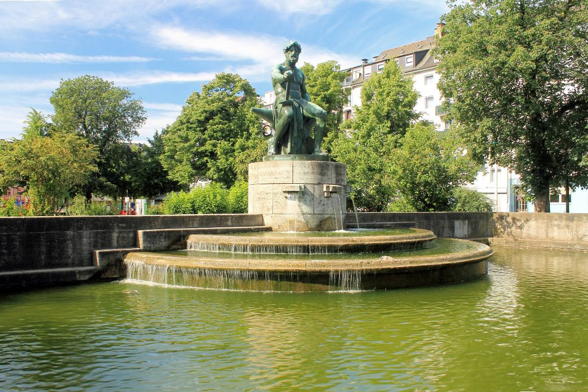 Industriebrunnen, Vater Rhein am Fürstenplatz in Friedrichstadt