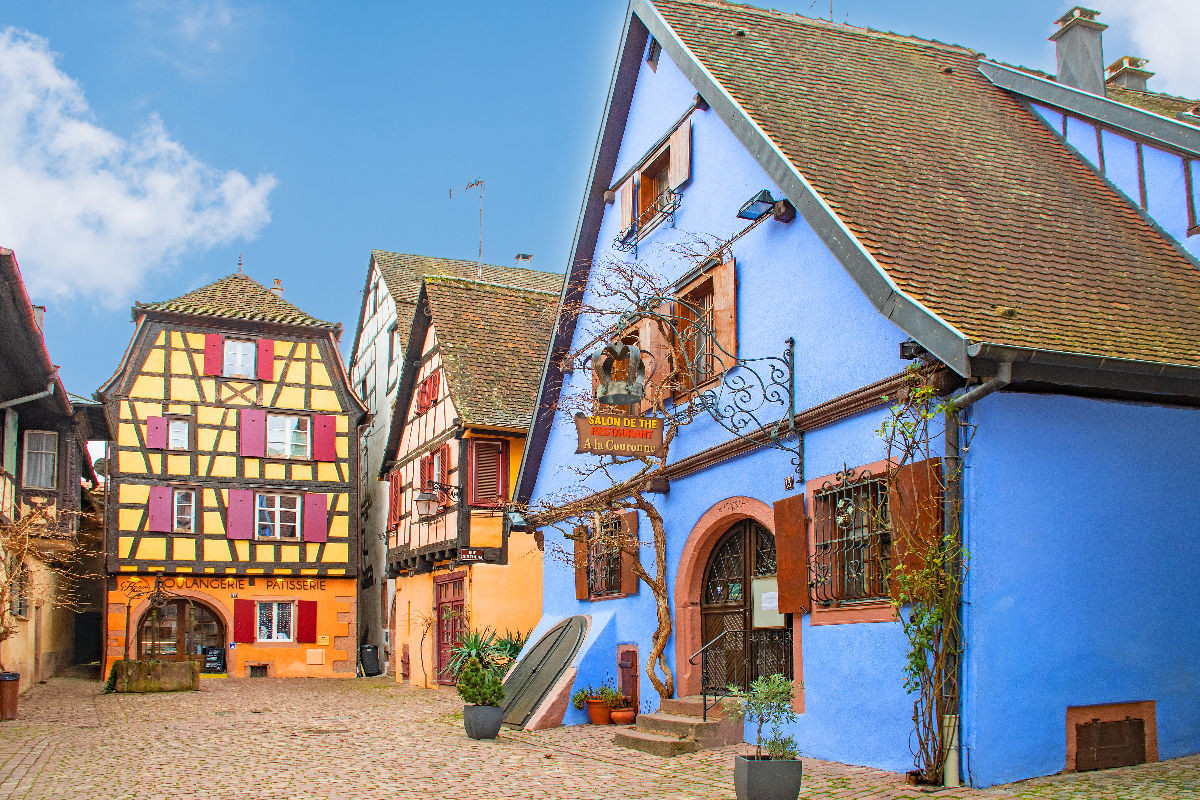 Blick in Seitengasse und Hinterhof