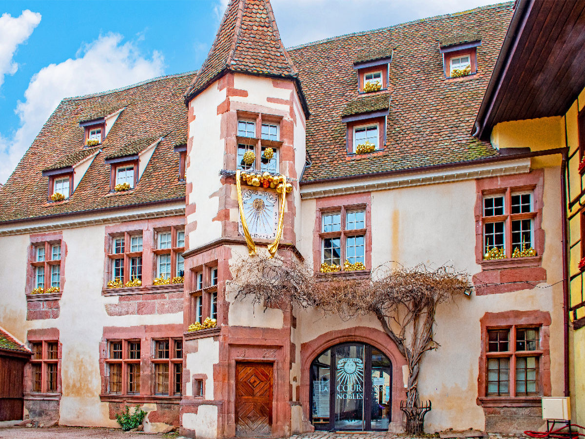 Historischer Turm mit Sonnenuhr