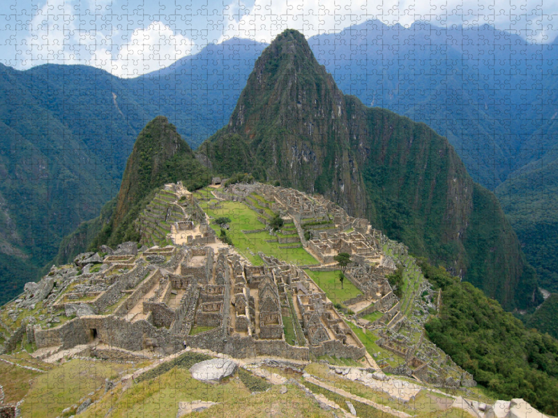 Ruinenstadt Machu Picchu mit Blick zur Bergspitze des Huayna Picchu.