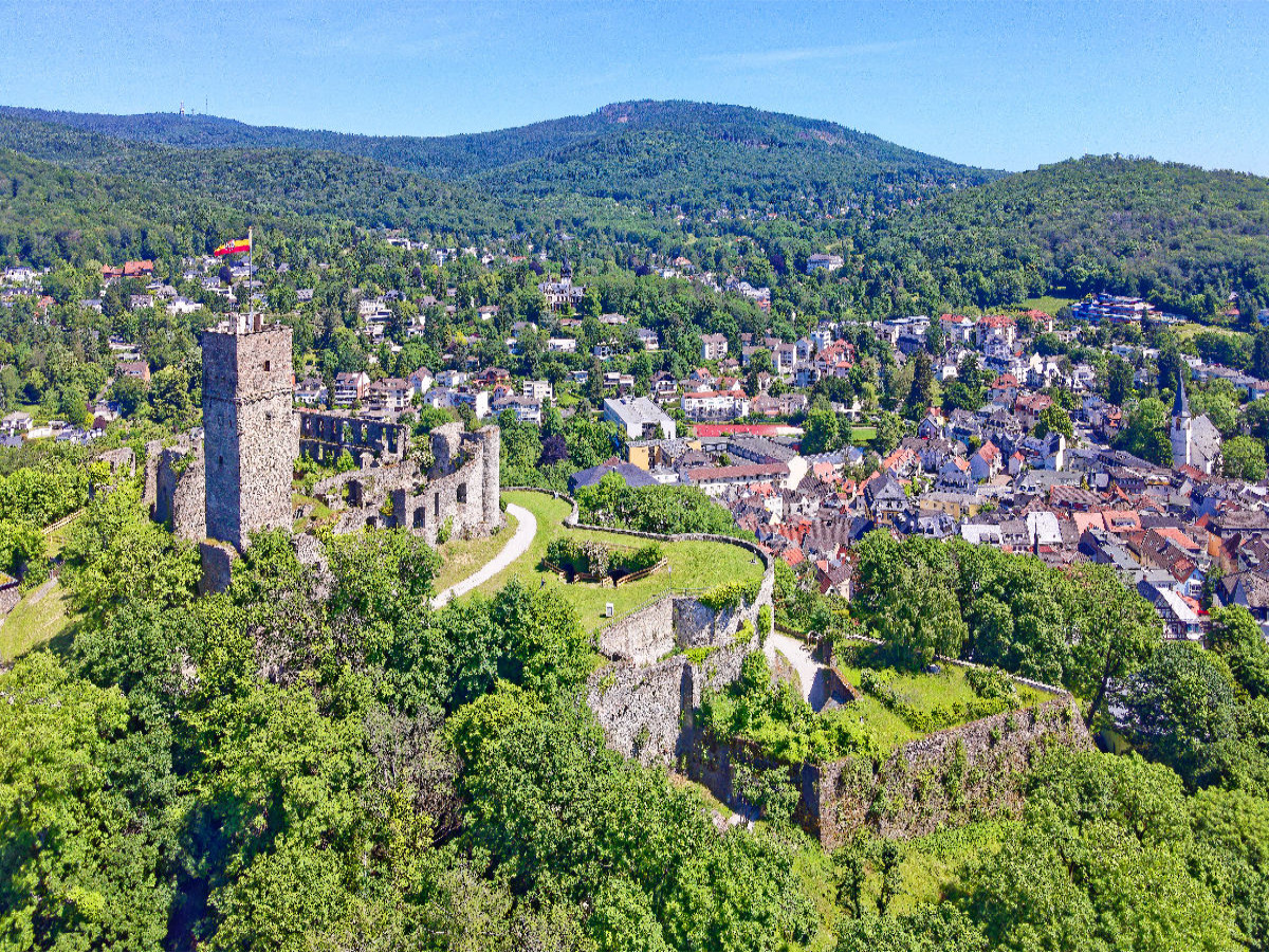 Oben auf der Burg Königstein genießt man die klare Taunusluft