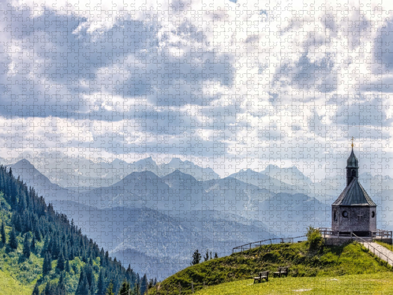 Tegernseer Kirche auf dem Wallberg mit Blick auf die Alpen