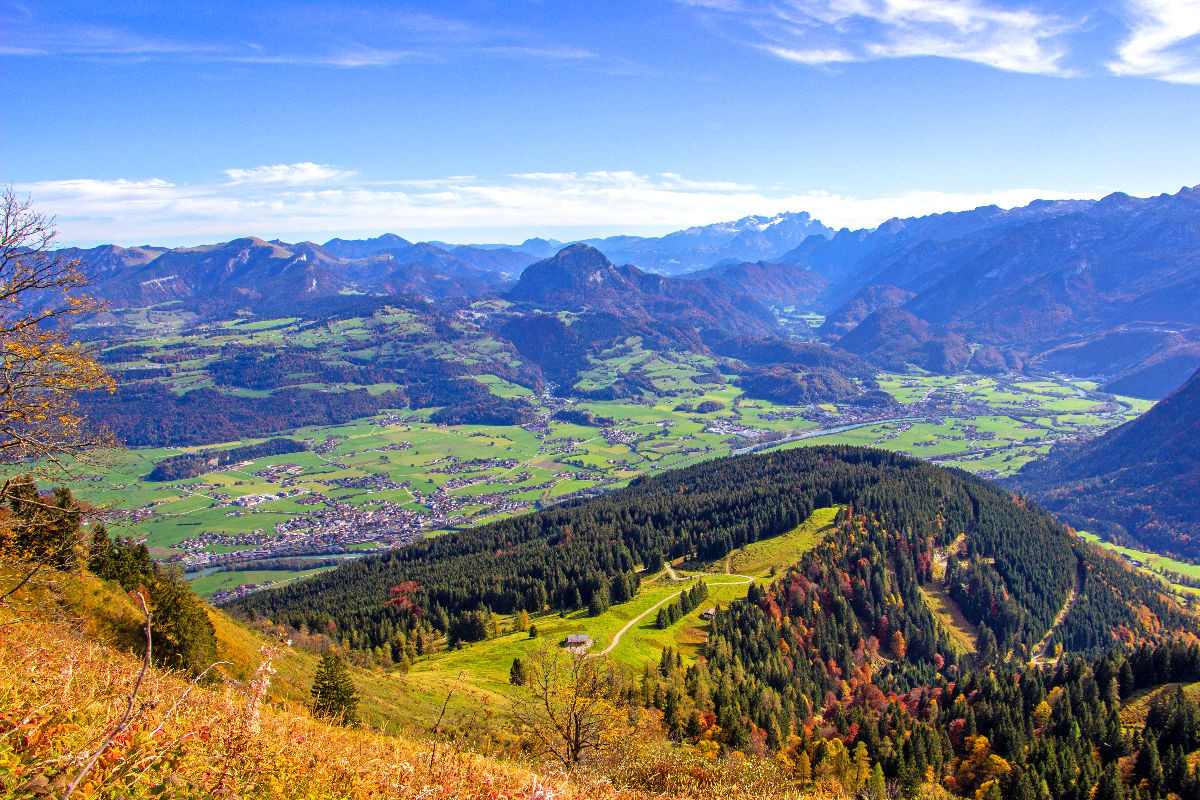 Der Ausblick von der Roßfeldstraße auf Kuchl