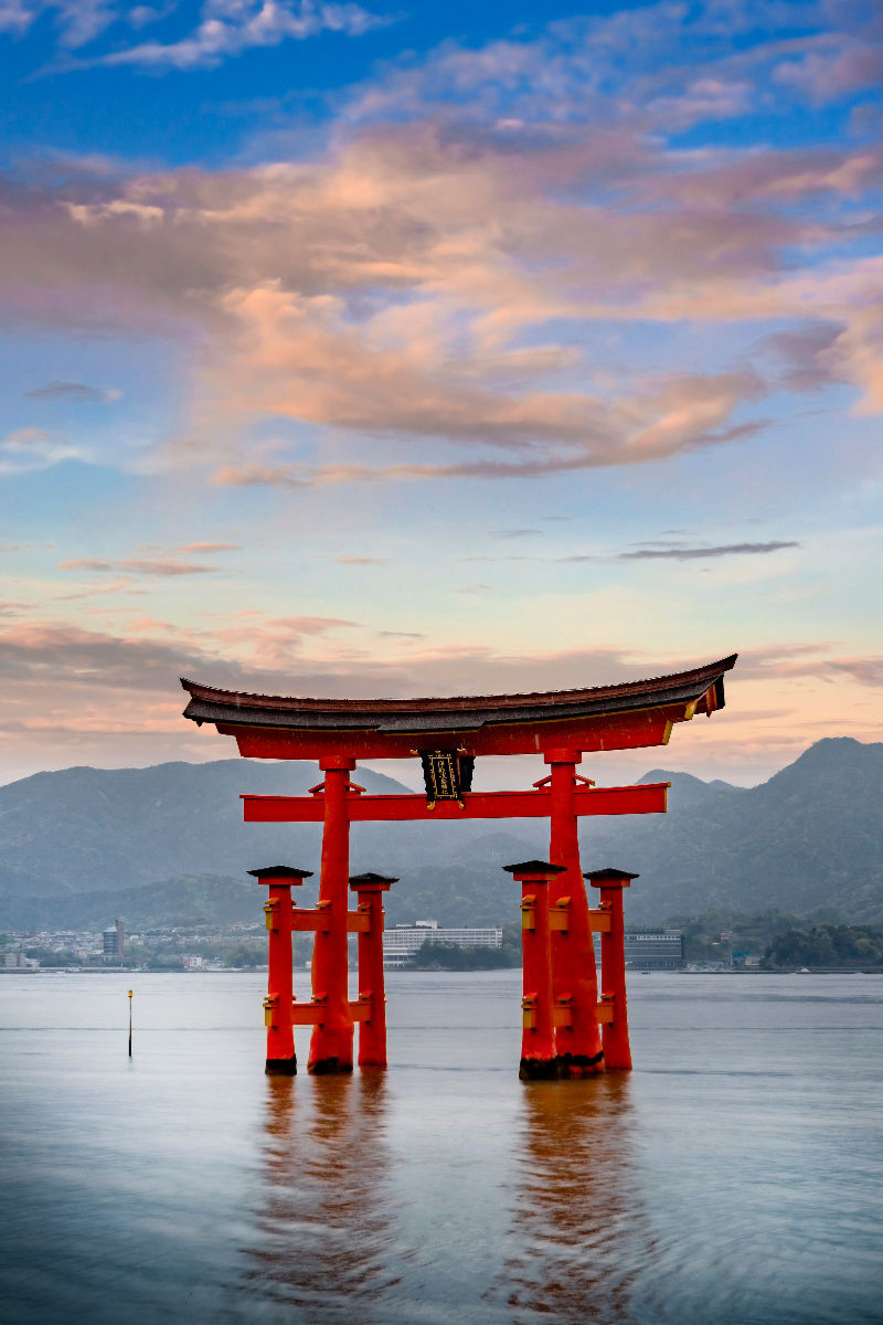 Itsukushima-Schrein auf der Insel Miyajima am Abend