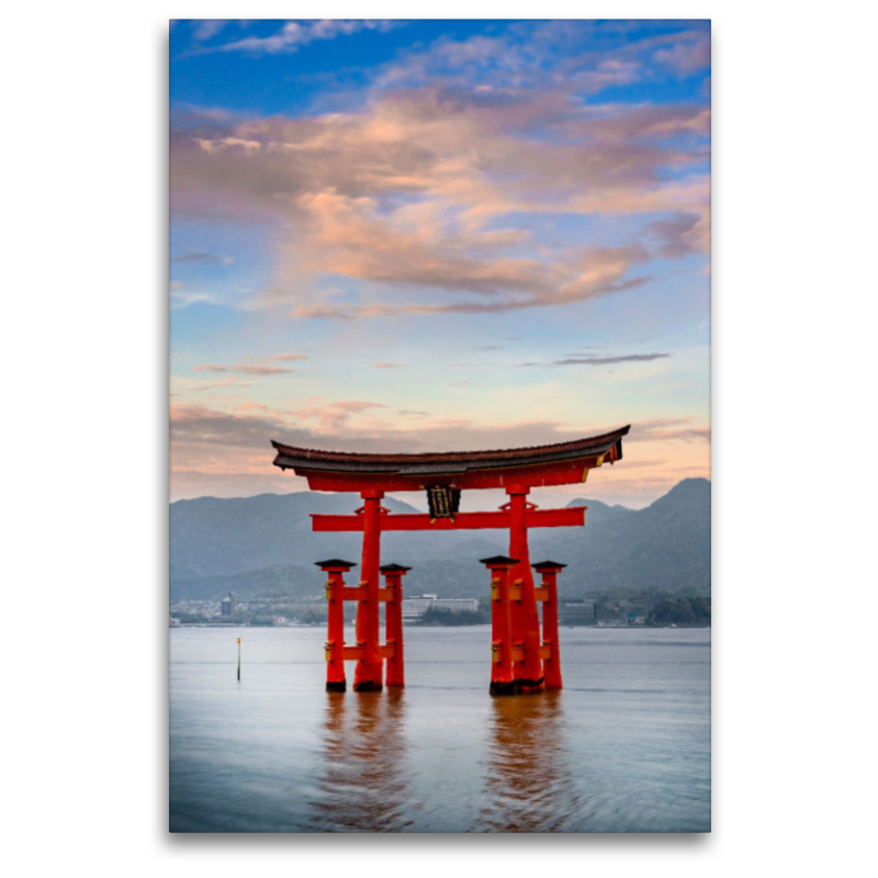 Itsukushima-Schrein auf der Insel Miyajima am Abend