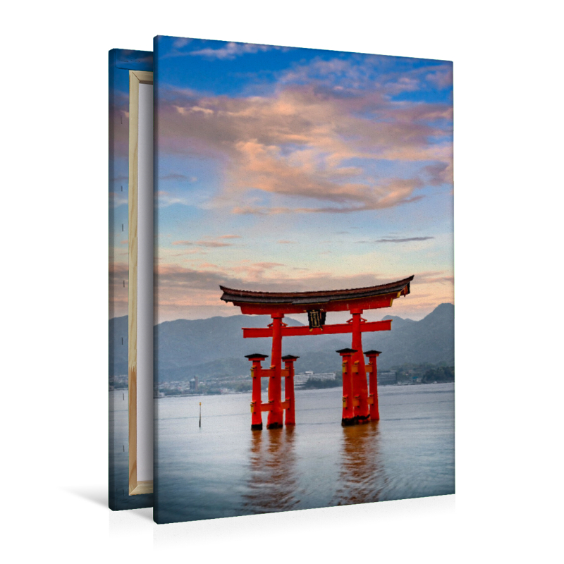 Itsukushima-Schrein auf der Insel Miyajima am Abend