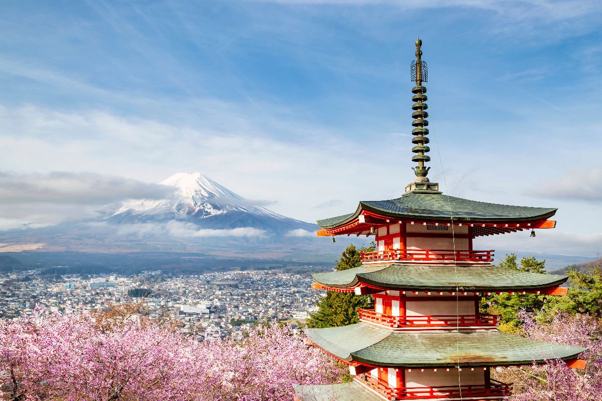 Grandioser Blick zum Fuji mit Chureito Pagode zur Kirschblüte