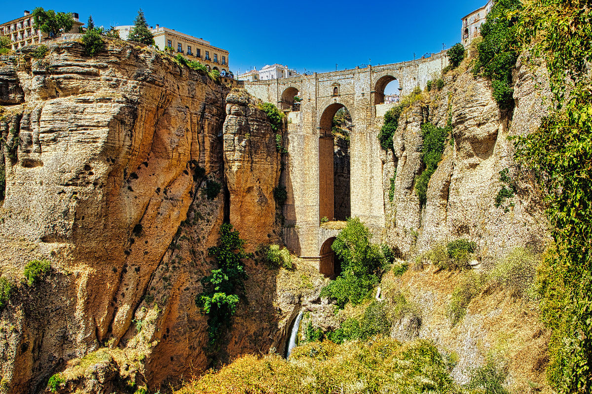 In einer Höhe von rund 120 Metern überspannt die Steinbrücke Puente Nuevo die Schlucht El Tajo, in die sich Rondas Fluss Guadalevín reingegraben hat.