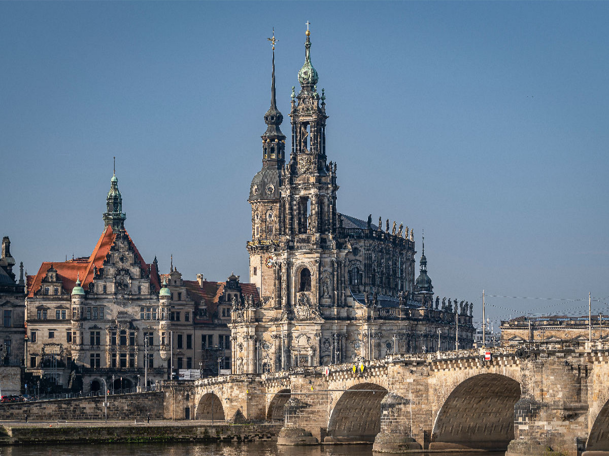 Die Hofkirche von Dresden mit Blick vom Altstädter Elbufer.