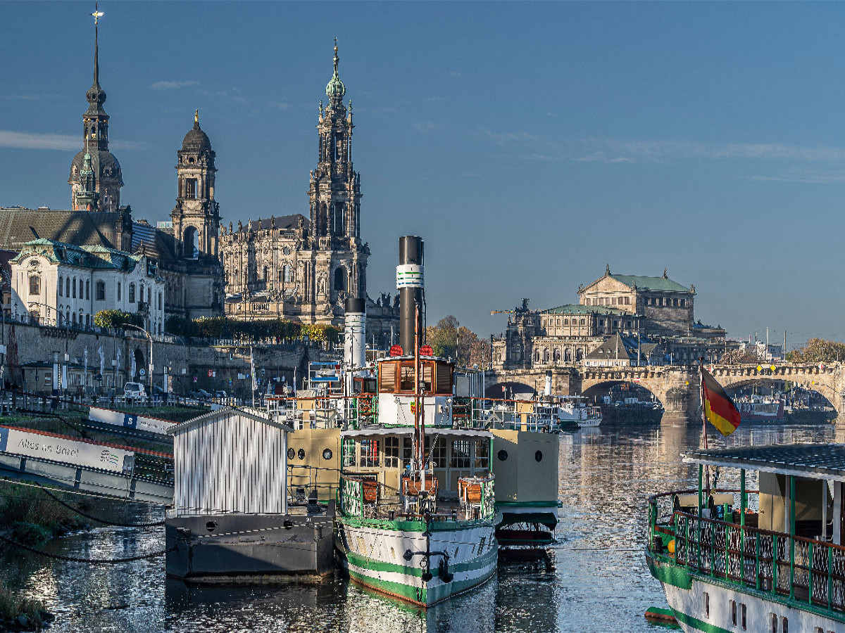 Sächsische Dampfschifffahrt mit blick auf die Hofkirsche