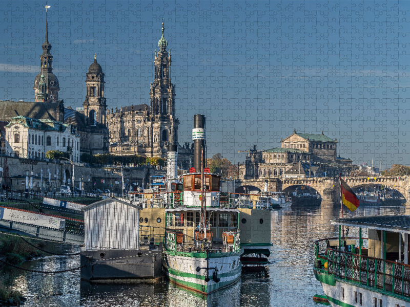 Sächsische Dampfschifffahrt mit blick auf die Hofkirsche