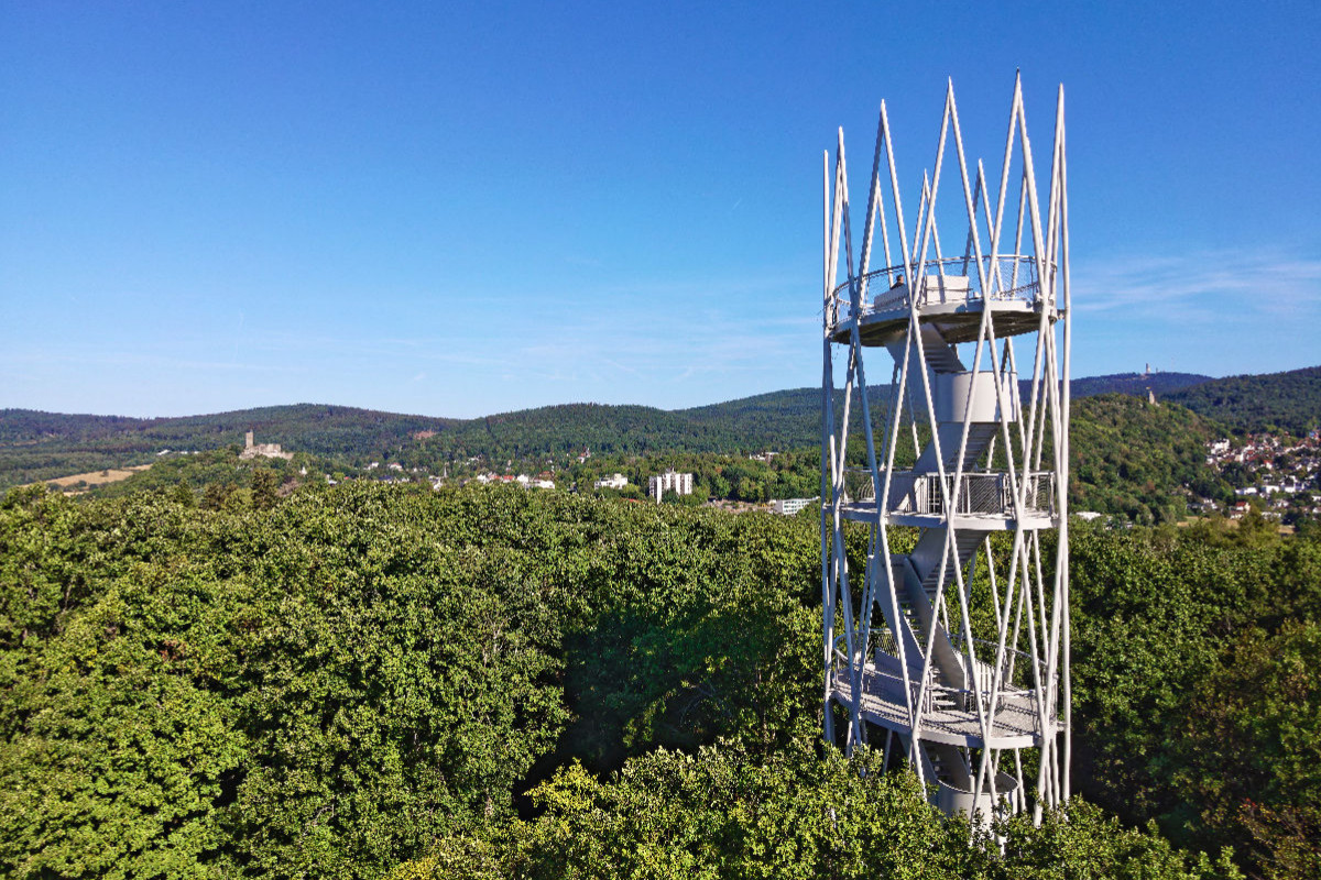 Eindrucksvoll erhebt sich der neue Hardbergturm