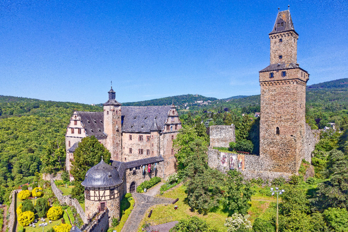 Erst bei näherer Betrachtung erkennt man die Kanonenkugeln im Turm der Burg Kronberg