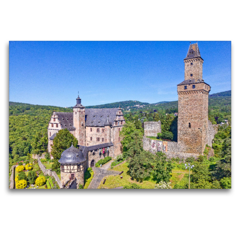 Erst bei näherer Betrachtung erkennt man die Kanonenkugeln im Turm der Burg Kronberg