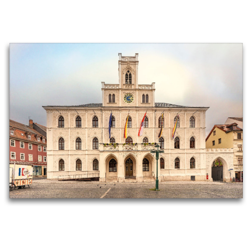 Rathaus  am Marktplatz im neugothischem Stil mit Glockenturm.