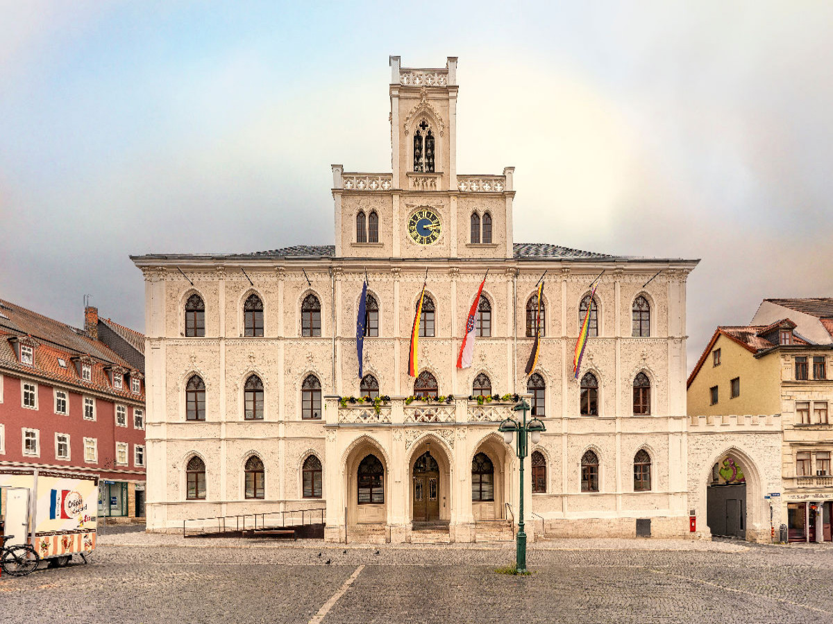 Rathaus  am Marktplatz im neugothischem Stil mit Glockenturm.