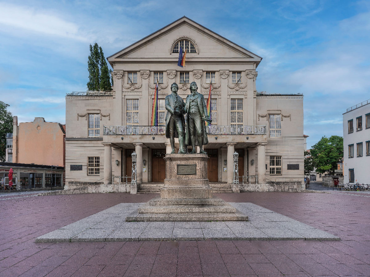 Goethe und Schiller Denkmal vor den Nationaltheater Weimar.