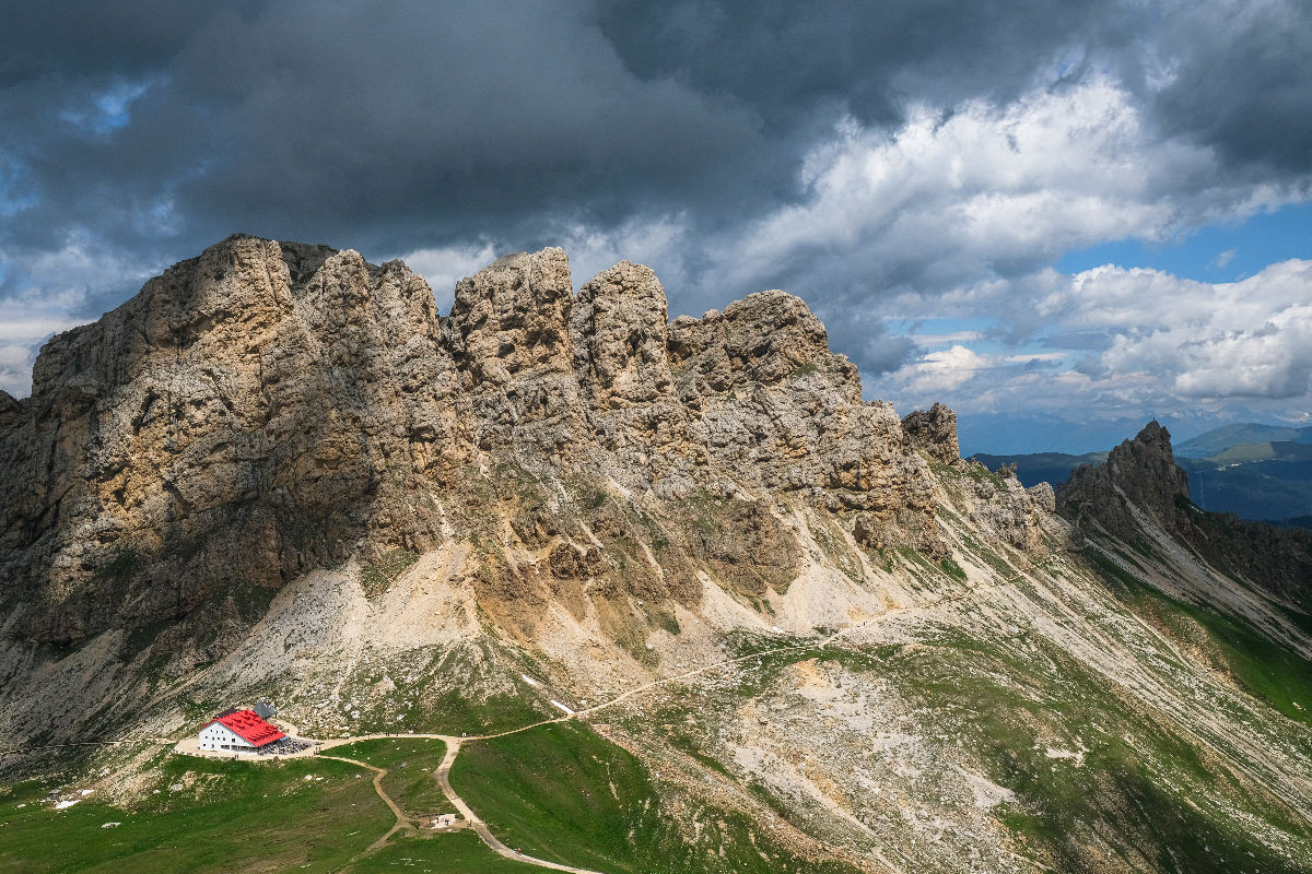 Die Rosszähne mit der Schutzhütte Tierser Alpl (2500 m) im Vordergrund.