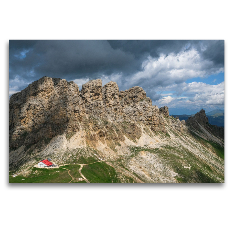 Die Rosszähne mit der Schutzhütte Tierser Alpl (2500 m) im Vordergrund.