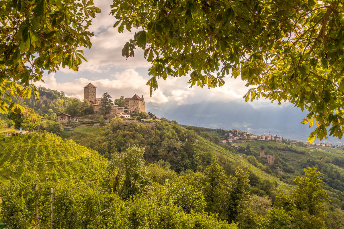 Schloss Tirol bei Meran in zauberhaftem Licht