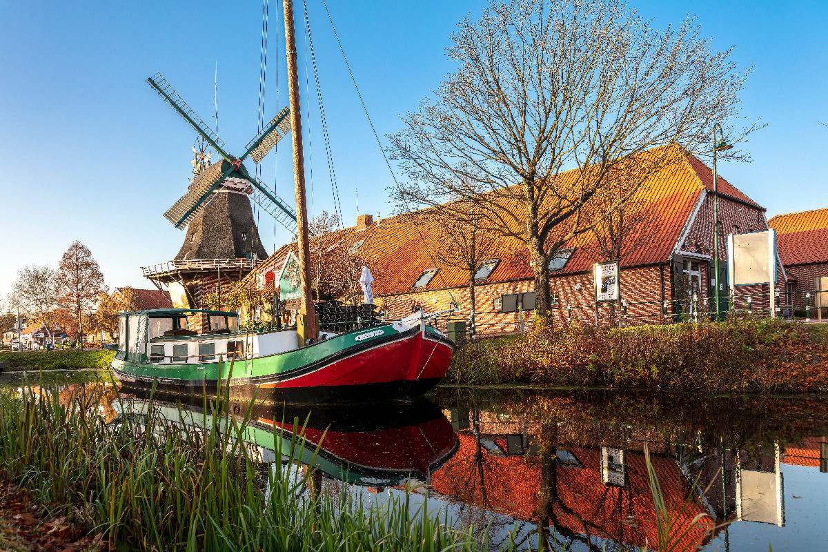 Torfschiff in der Wieke vor der Mühle