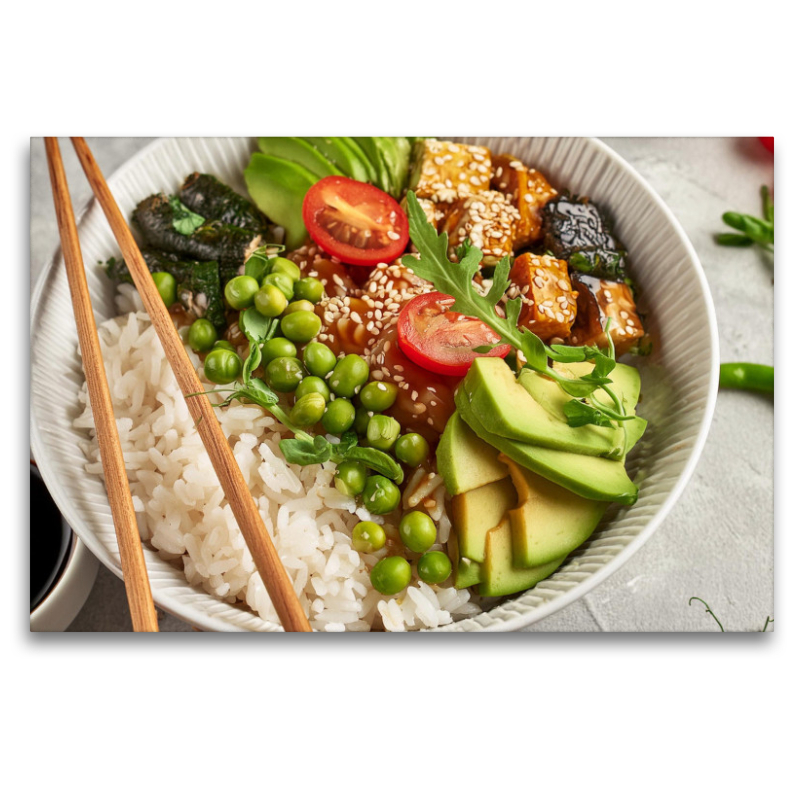 Vegane Bowl mit Erbsen, Poke Reis, Tomaten, Algen und Avocado, Tofu, Basilikum, Toppings und Dressing