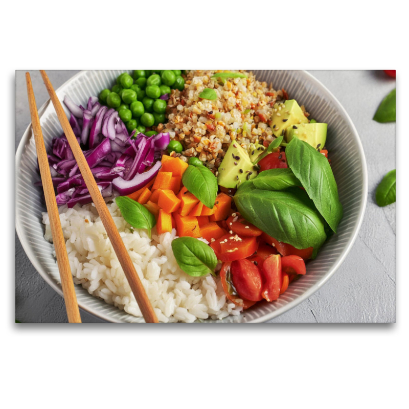 Vegane Bowl mit Reis, Rotkohl, Karotten, Tomaten, Erbsen, Basilikum