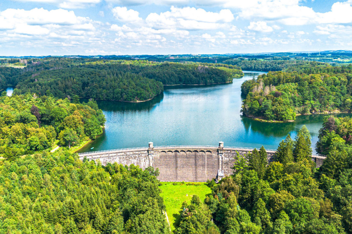 Die Neyetalsperre bei Wipperfürth aus der Vogelperspektive.