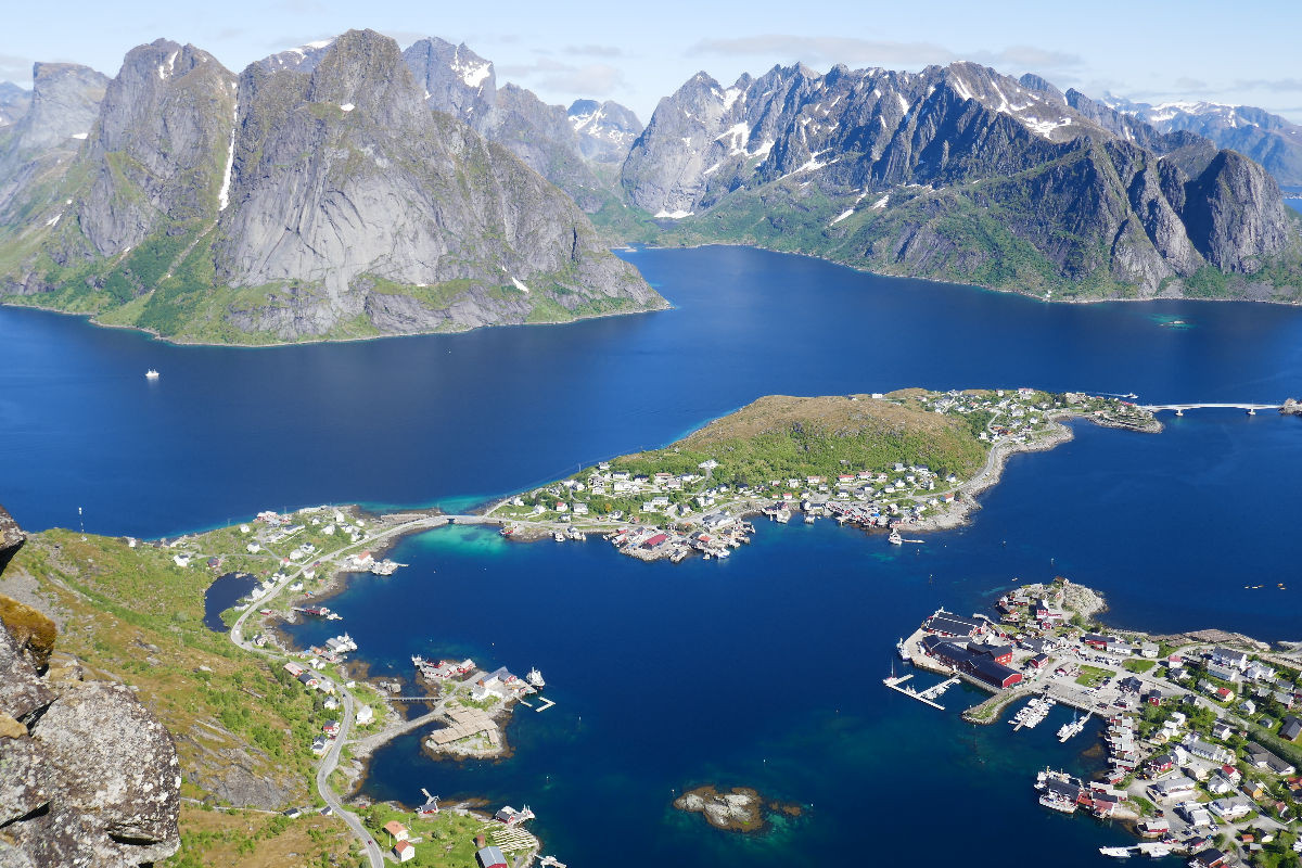 Blick auf den Reinefjord (Lofoten)