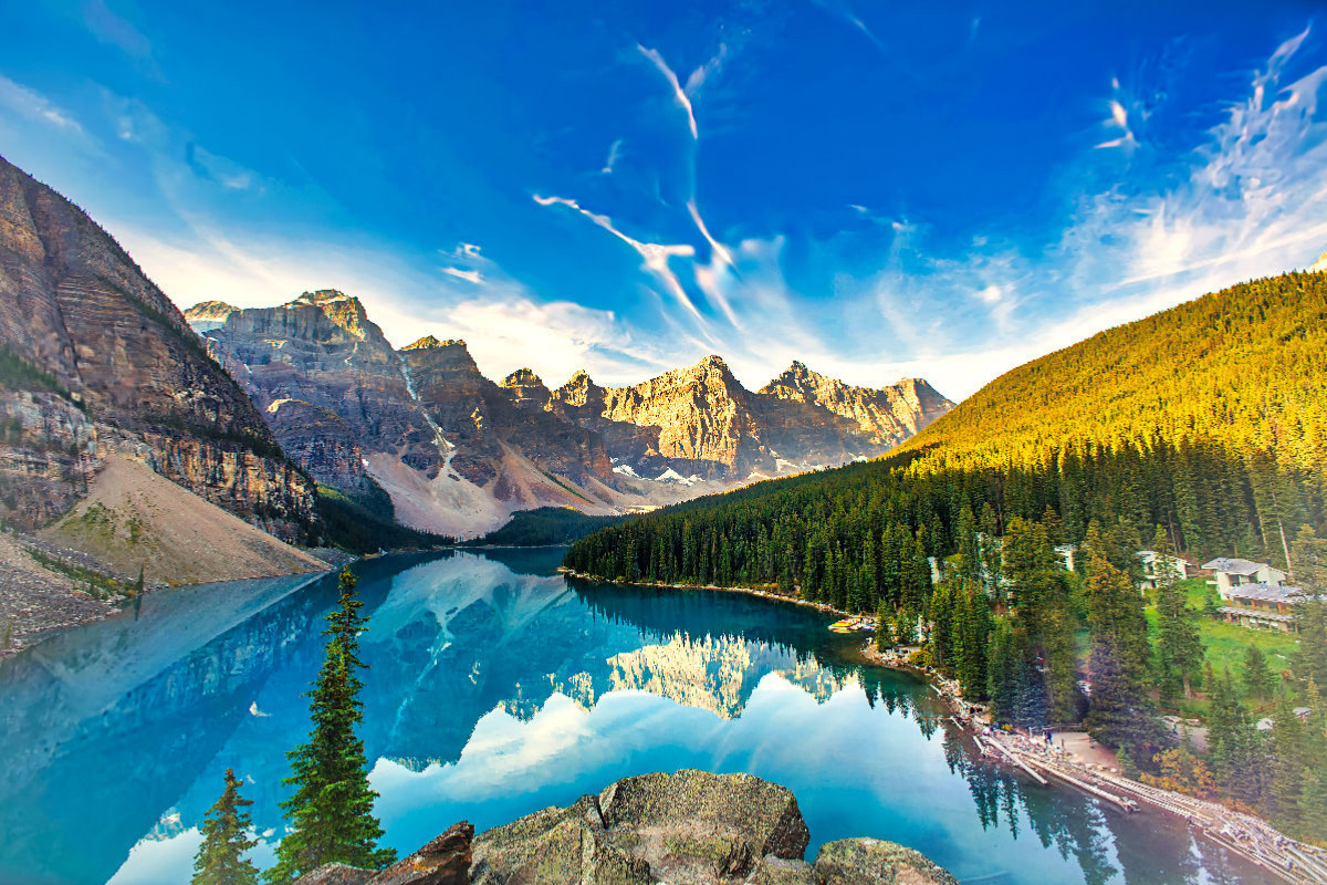 Der See liegt im Valley of the Ten Peaks, in einem Tal auf einer Höhe von 1.884 m über dem Meeresspiegel.